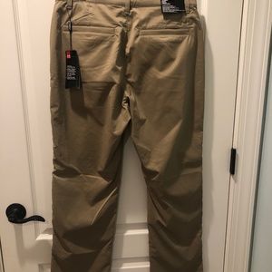 NWT Men’s Under Armour golf pants. Straight cut 34/30